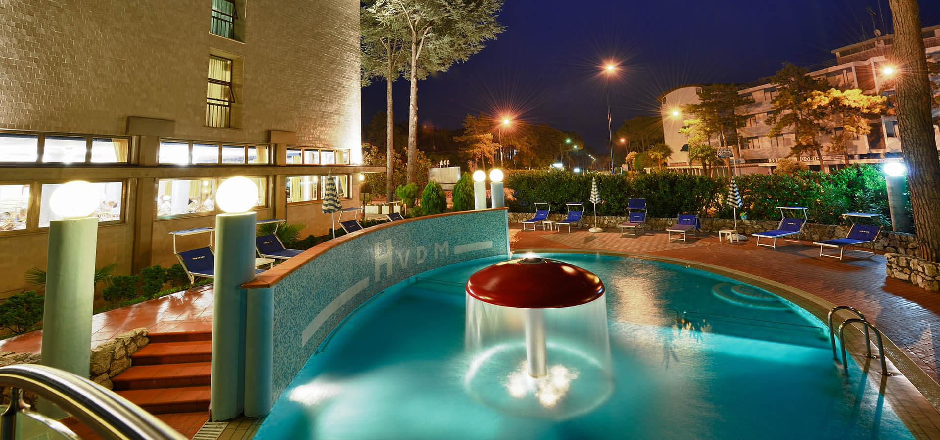 hotel con piscina notturna